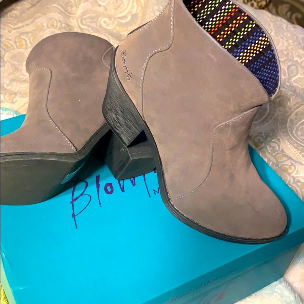 Gray fawn pu. Size 6 booties